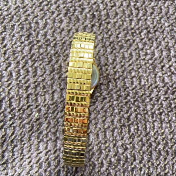 Bulova Caravelle C969582  Women’s Gold Tone Date Stainless Steel Bracelet Watch - Picture 5 of 9